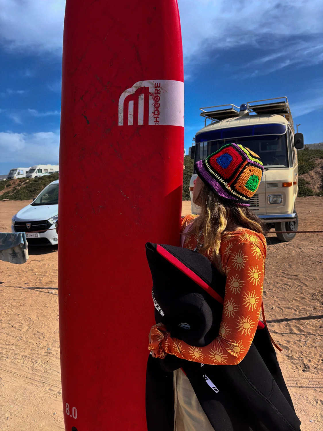 Gaia con tavola da surf